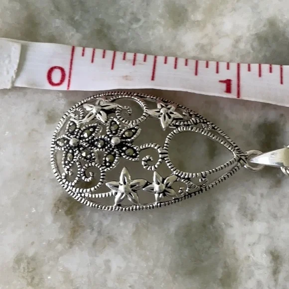 Vintage sterling silver and marcasite pendant and sterling silver chain - Picture 3 of 4